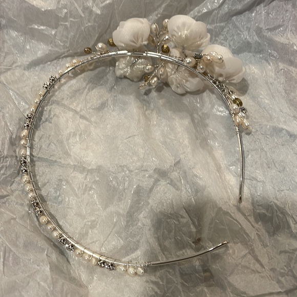 Bridal white flower headband - Picture 5 of 5